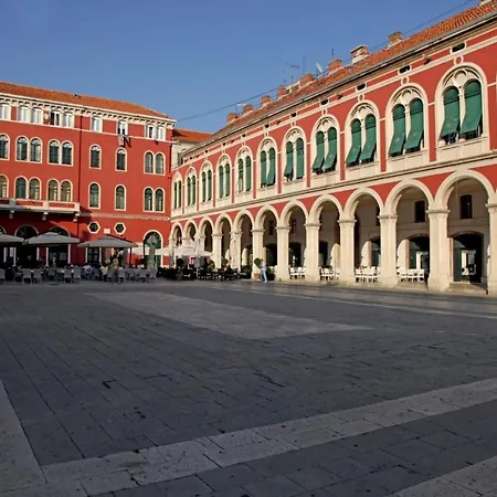 With Large Garden In The Heart Of Appartamento
