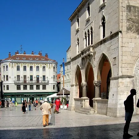 With Large Garden In The Heart Of Apartment Split