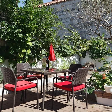 With Large Garden In The Heart Of Apartment Split